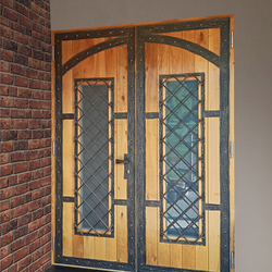 Haustüre eines Einfamilienhaus – Kombination aus Metall, Holz, Glas