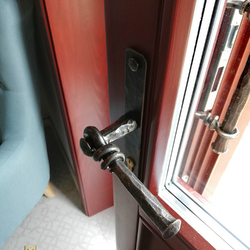 Umelecká ručne kovaná kľučka z UKOVMI na vstupných dverách rodinného domu