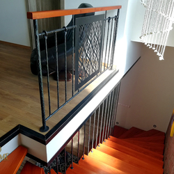 Interiérové ​​zábradlí v industry stylu na schodišti rodinného domu - kované zábradlí s dřevěným madlem