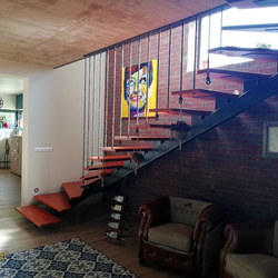 Jednoduché kované zábradlí na interiérovém kovaném schodišti s dřevěnými schůdky - zábradlí v rodinném domě