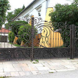 Luxusní ručně kovaná brána v romantickém stylu s nádechem secese