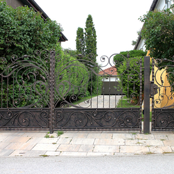 Umělecká brána v romantickém stylu ručně vykovaná v ateliéru kovářského umění UKOVMI