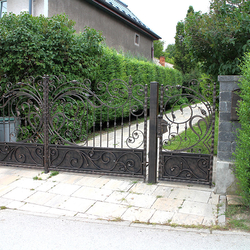 Romantická kovaná brána s nádechem secese u rodinného domu