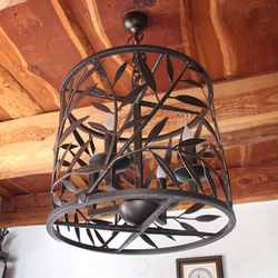 Designové závěsné svítidlo ručně vykované jako vrba - umělecký kovaný lustr s řetězem
