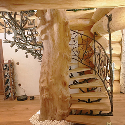 Luxuriöses Geländer 'Baum' - die Kiefer als die Dominante einer luxuriösen Jagdhütte - handgeschmiedetes Geländer