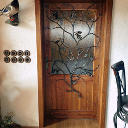 Umělecká kovaná mříž na dveřích ve tvaru dubové větvičky