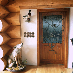 Výjimečná ručně kovaná mříž s dubovým motivem na dveřích myslivecké chaty