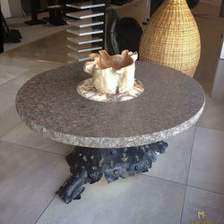 Exkluzívny ručne kovaný stôl s motívom kôry stromu kombinovaný kameňom