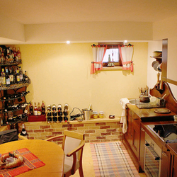 Kovaný regál na destiláty - celkový pohľad na kuchyňu