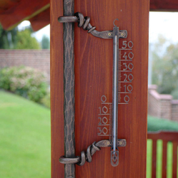 Kovaný teploměr v letním altánku
