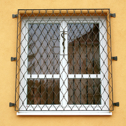 Kované mříže Vlny na okně s hadem uprostřed - lékárna Levoča