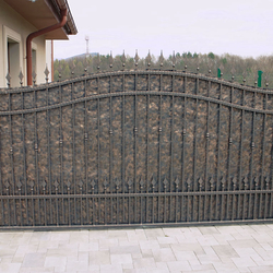 Kovaná brána s plechom pre zabezpečenie súkromia - majestátna kovaná brána