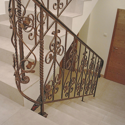 Interiérové ​​kované zábradlí na schody do suterénu
