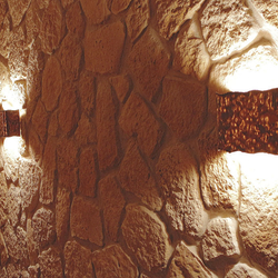 Innenlampe aus getriebenem Kupfer – rustikale Wandleuchte in einem Weinkeller