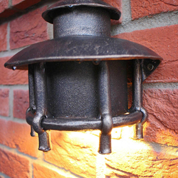 Exteriérové ​​svítidlo na rodinném domě - kovaná lampa 