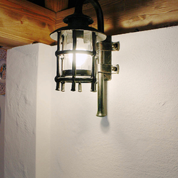 Ručně kované nástěnné svítidlo v letním altánku - luxusní lampa