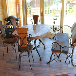 Ručně kovaný jídelní stůl s dubovým dřevem, kované židle a lavička potažené kůží - luxusní nábytek