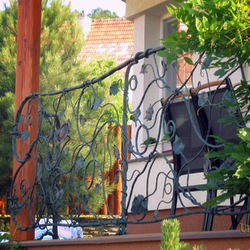 Umělecké zábradlí na terase rodinného domu - exteriérové ​​zábradlí