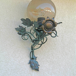 Kovaná slnečnica ako exteriérová nástenná lampa - kované svietidlá