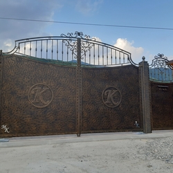 Majestátní kovaná brána s brankou vyrobená pro rodinný dům na Slovensku
