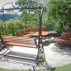 Exklusive Sitzmöbel im Garten und Park – Gartenschaukel, Tisch und Bänke