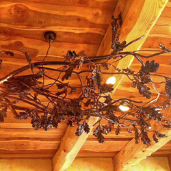Ručně kovaný lustr inspirovaný přírodou - luxusní svítidlo Dub - exkluzivní světlo nejen na chalupu
