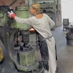 Katka Jesenská - natáčanie relácie Na chalupe v umeleckom kováčstve v Kanaši