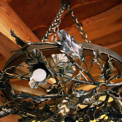 Suspension d’intérieur Dub – branche de chêne incorporé dans une roue de la charrette – luminaire artisanal en fer forgé fait à la main