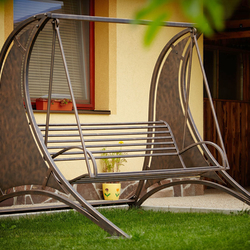 Ručně vyrobená zahradní houpačka pro relax a pohodu - moderní zahradní nábytek