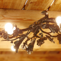 Dubový závěsný lustr v altánku rodinného domu - luxusní ručně kované svítidlo z UKOVMI