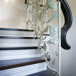 Luxuriöses schmiedeeisernes Treppengeländer im historischen Stil - ein Einfamilienhaus