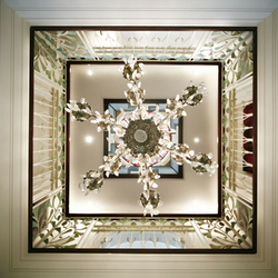 Kované historické zábradlí na galerii luxusního rodinného domu - pohled zdola