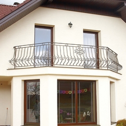 Kované zábradlí na balkoně rodinného domu - kvalitní zábradlí povrchově upravené do exteriéru