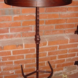 Kovaný barový stolek kombinovaný dřevem - kovaný nábytek