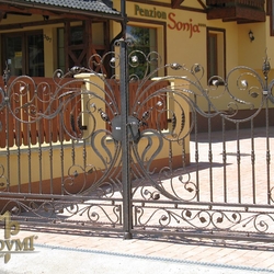 Kovaná brána s nádechem romantiky - výjimečná kovaná brána vyrobena pro penzion