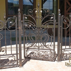 Kovaná brána s nádechem romantiky - luxusní brána u penzionu