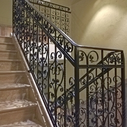 Zábradlí v historickém stylu - kvalitní kované zábradlí na vícepatrové schodišti