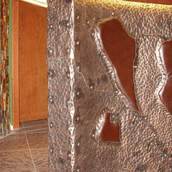 Exkluzivní kovaný pult na recepci hotelu s kůží - detail