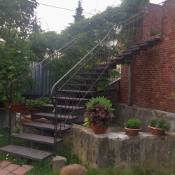 Kované schodiště a zábradlí vyrobené pro vstup do podkrovního bytu na východě Slovenska