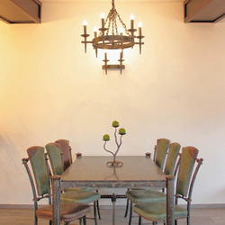 Luxusní historický nábytek a doplňky - kovaný stůl, židle, svítidla a svícen