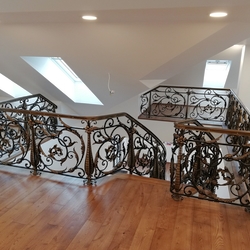 Kvalitní kované zábradlí vyrobené v UKOVMI pro rodinnou vilu při Martine - interiérové ​​zábradlí na schody a galerii