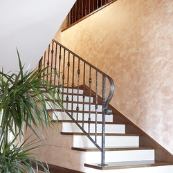 Geschmiedetes Geländer auf der Treppe und in der Galerie – hochwertiges Innengeländer