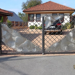 Moderní kovaná brána kombinace nerez - železo - výjimečná brána při rodinném domě