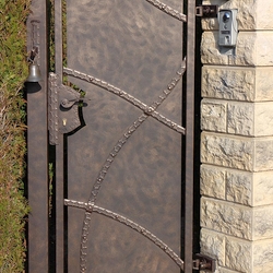 Kovaná brána - soukromí uměním - plná branka při rodinné chatě ve Švýcarsku