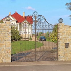 Exklusives schmiedeeisernes Tor und Zaun an einer Villa - geschmiedetes Tor in historischem Stil