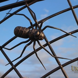 Handgeschmiedete Spinne an einem außergewöhnlichen Tor – kunstvolles Tor hergestellt von Kunstschmieden im UKOVMI