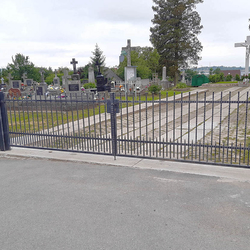 Kovaná brána při hřbitově v obci Ľubotice