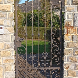Exkluzivní kovaná brána a plot u rodinné vily - starodávná branka