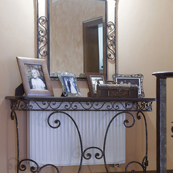 Kovaný stolek se zrcadlem - kovaný nábytek