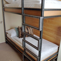 Moderní železná patrová postel vyhotovena pro penzion